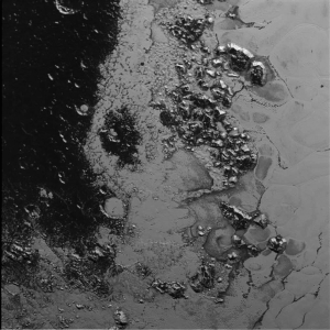 Bergkette mit einer Kraterlandschaft im Westen. Bild: NASA/JHUAPL/SwRI