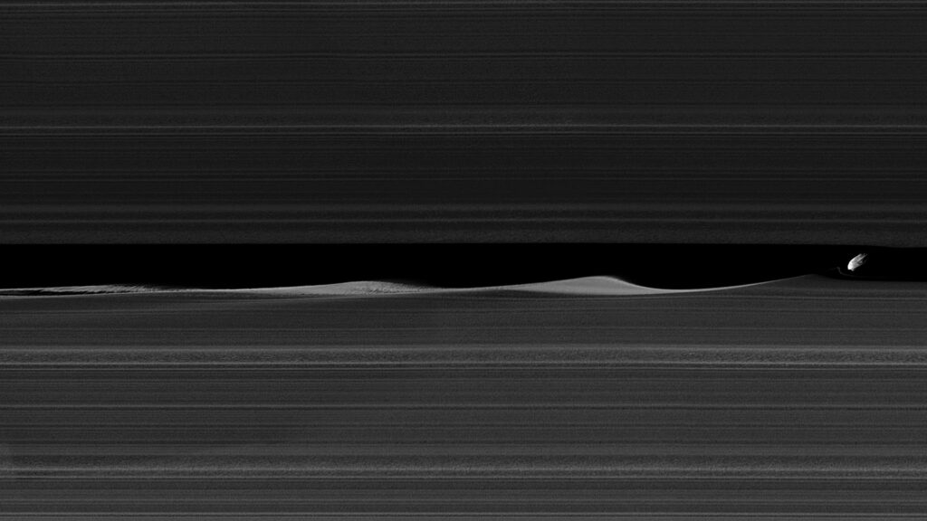 PIA17212_Daphnis-Waves